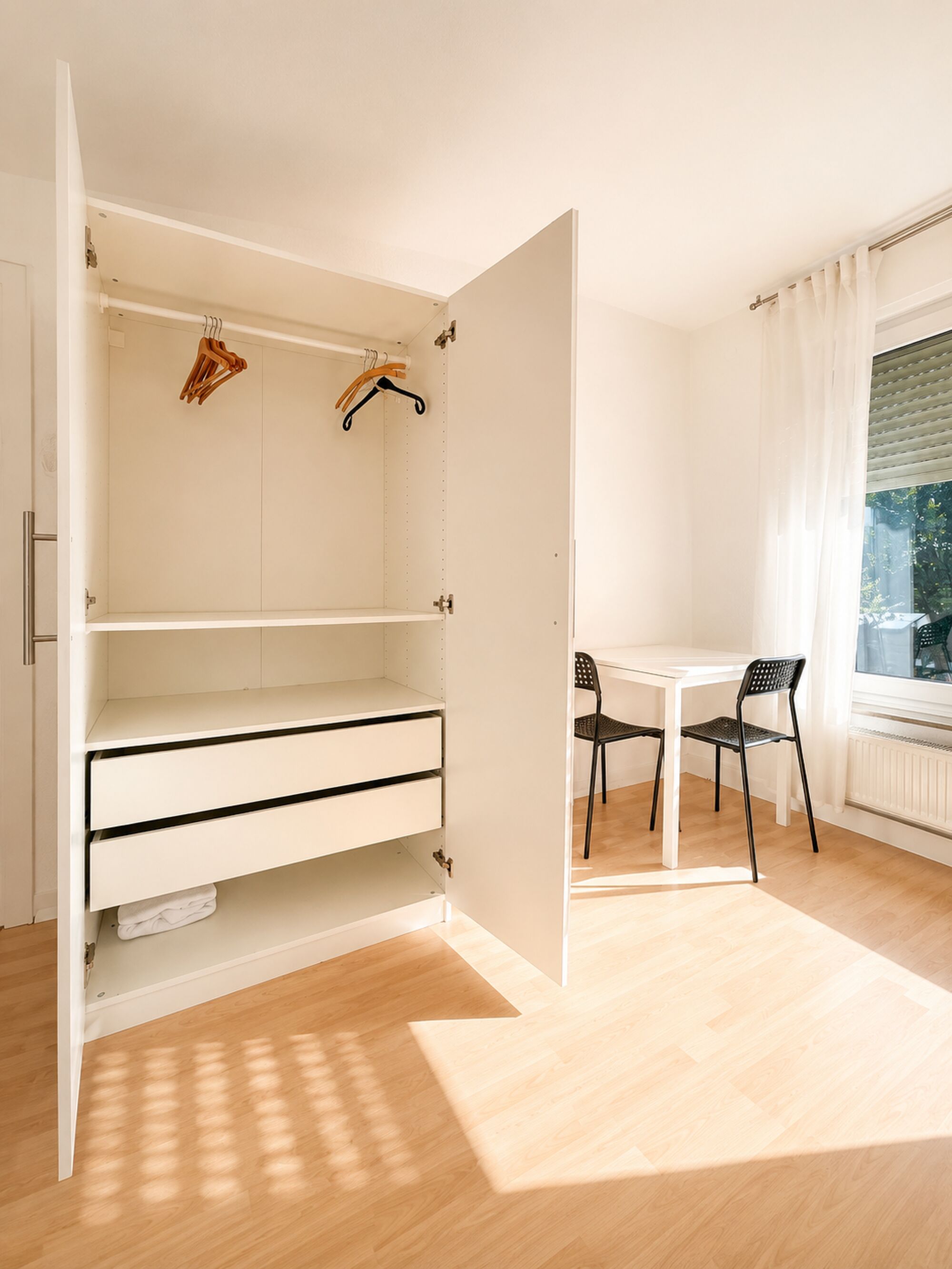 Schrank und Sitzecke im Schlafzimmer