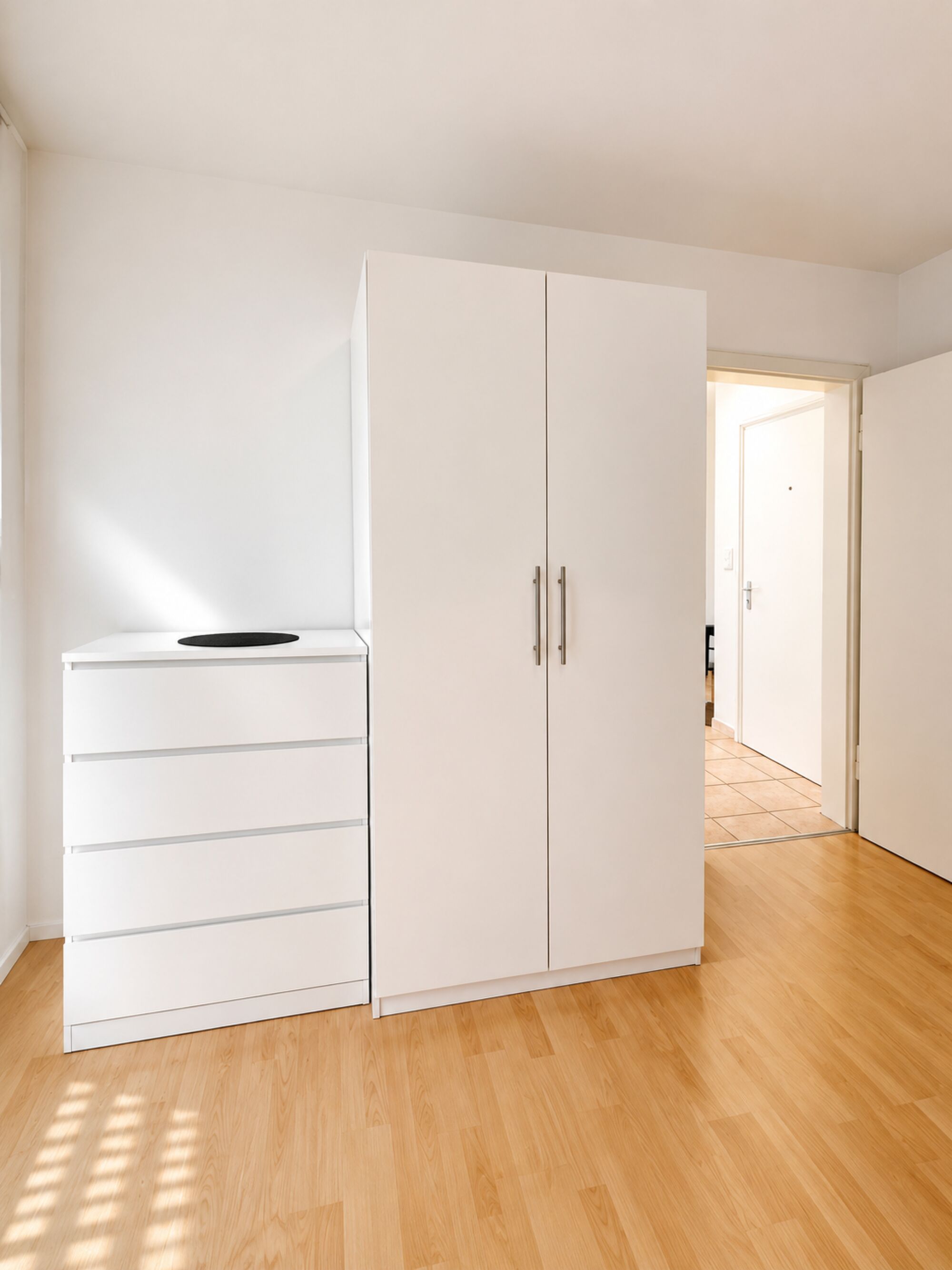Kommode und Schrank im Schlafzimmer 