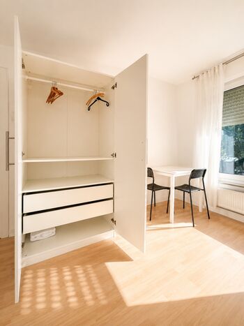Schrank und Sitzecke im Schlafzimmer