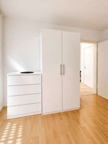 Kommode und Schrank im Schlafzimmer 