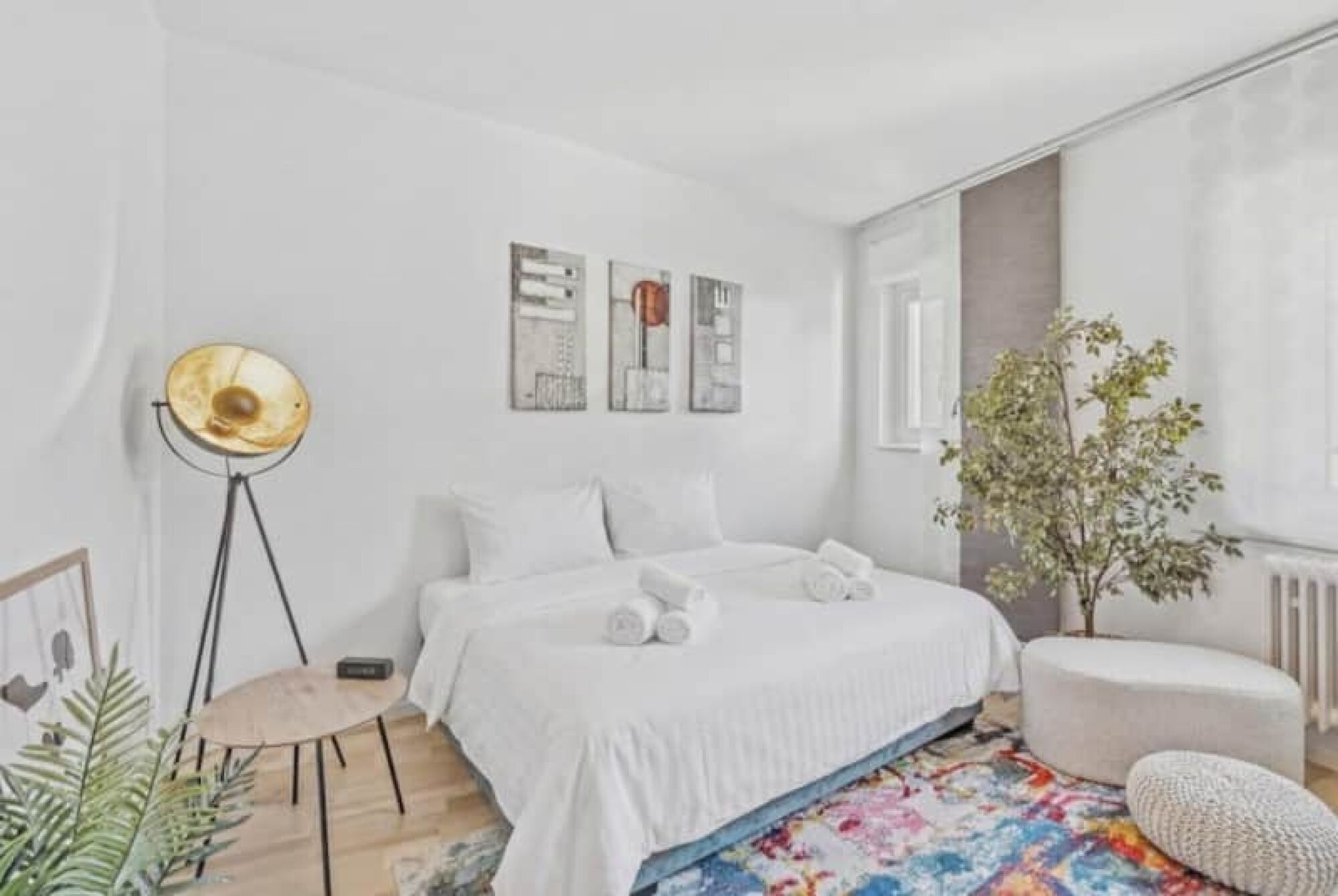 Helles Schlafzimmer mit Doppelbett & buntem Teppich – ankommen und durchatmen in Saarburg