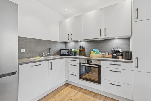 Vollausgestattete Küche mit Backofen & Spülmaschine – kochen wie zuhause