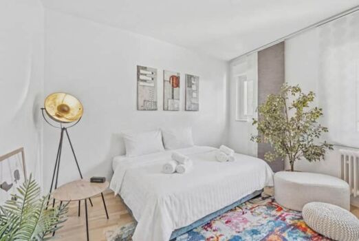 Helles Schlafzimmer mit Doppelbett & buntem Teppich – ankommen und durchatmen in Saarburg