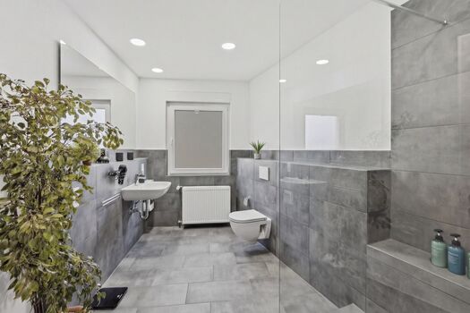 Weiteres großes Badezimmer – ausreichend Kapazität für das ganze Team