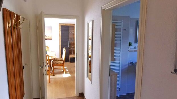 Flur mit Blick zum Wohnzimmer