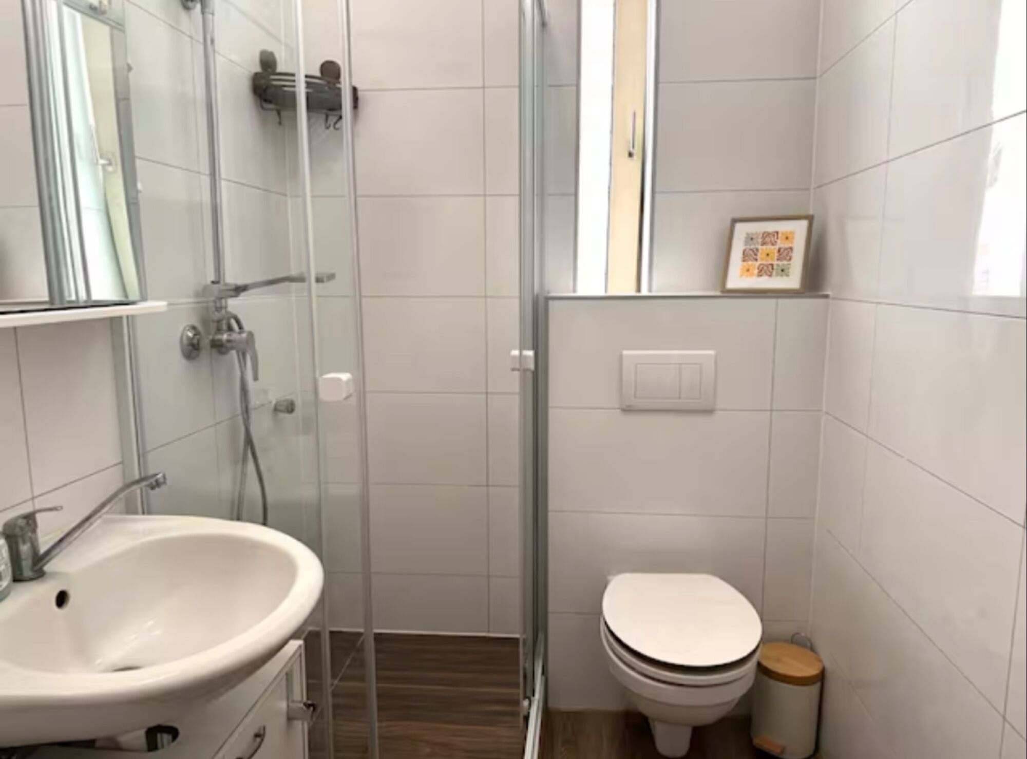 Badezimmer mit Dusche - Apartment 1