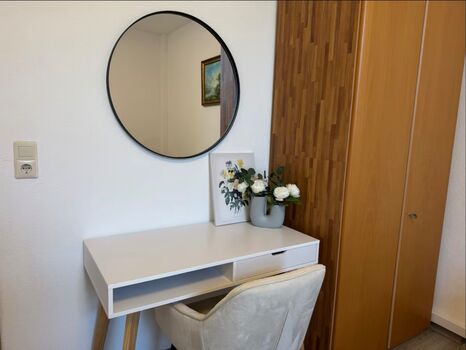 Schlafzimmer 1 mit Doppelbett und Schreibtisch - Apartment 1