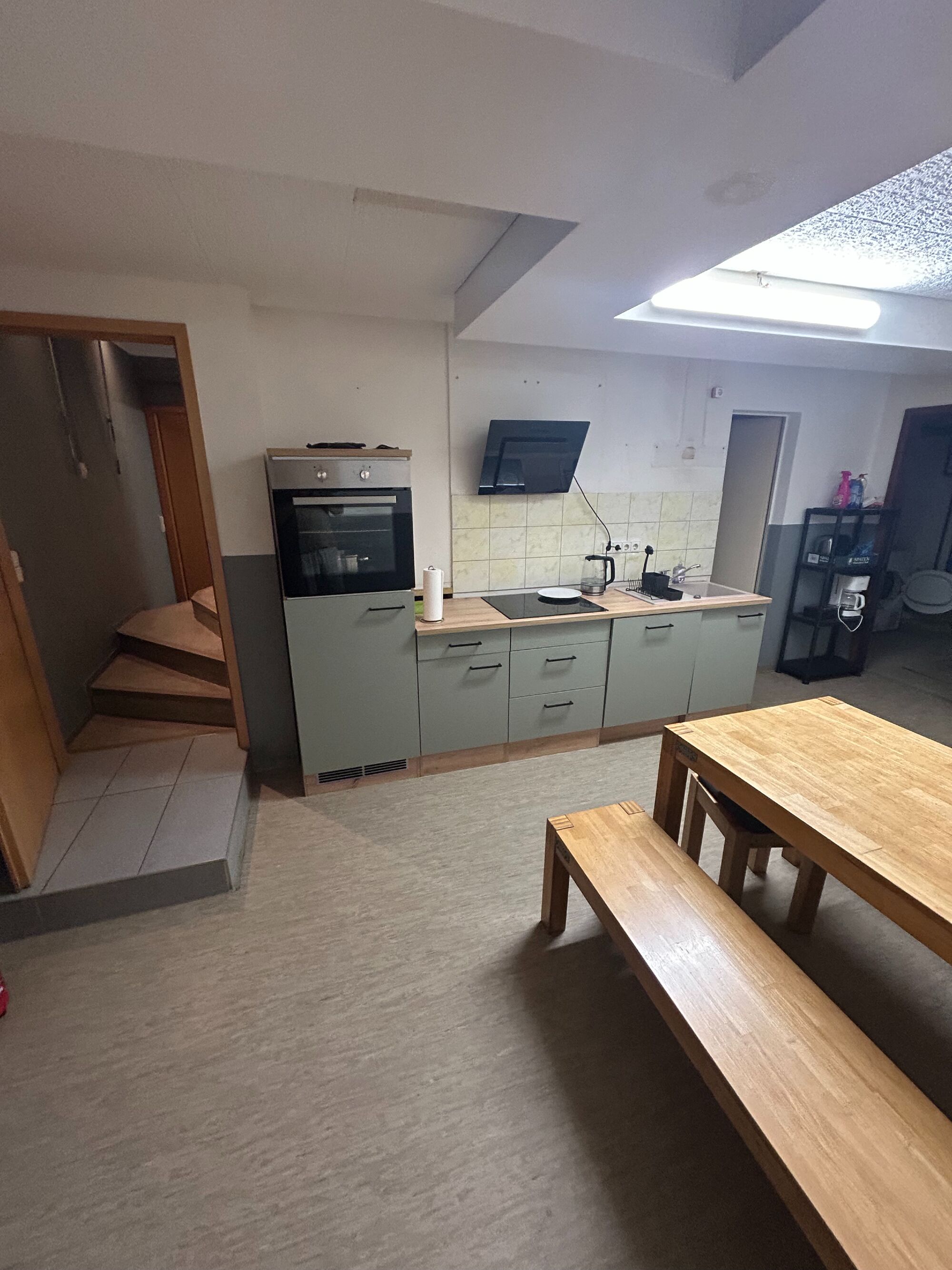 Küche Aufenthaltsraum Dusche WC Links