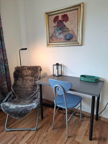 Grosses Schlafzimmer mit Sitz und Arbeitbereich