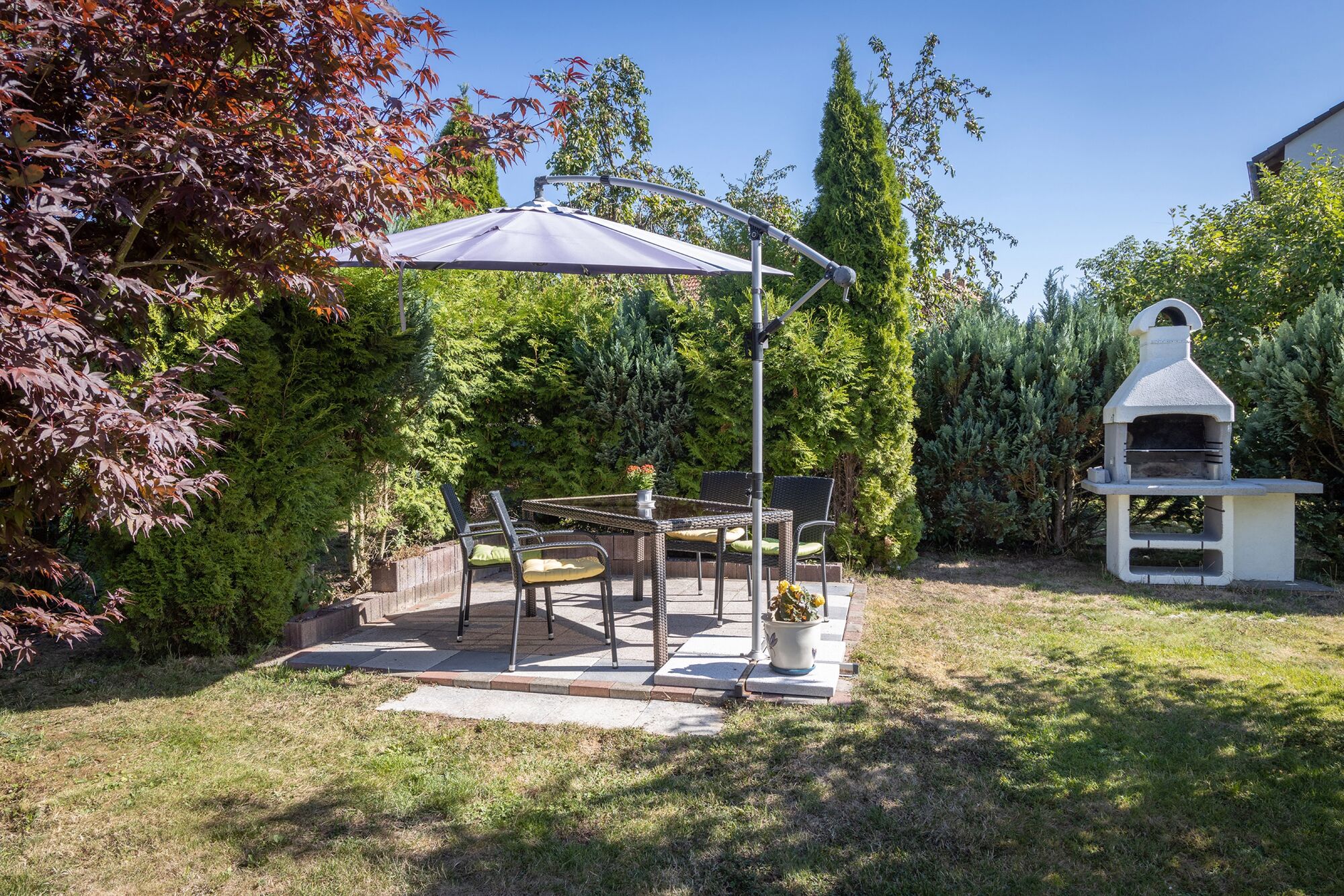 Terrasse mit Grill im Garten 