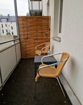 Großer Balkon, sonnig mit Markise und überdacht