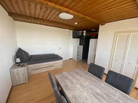 Wohnraum mit einem Bett