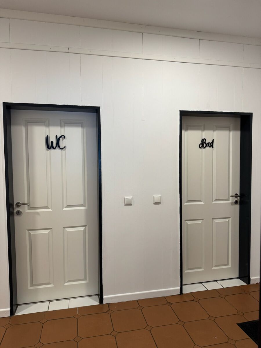 Gemeinschafts-WC und -dusche 
