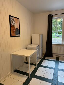 voll ausgestattete Gemeinschaftsküche mit Waschmaschine und Trockner