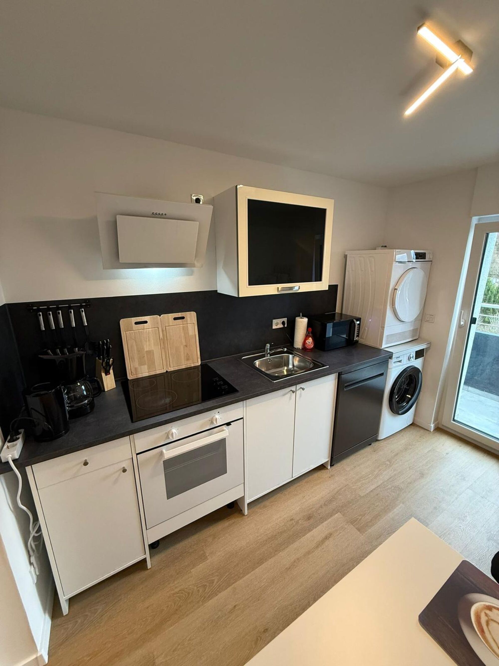 Küche mit Spülmaschine/Waschmaschine/Trockner