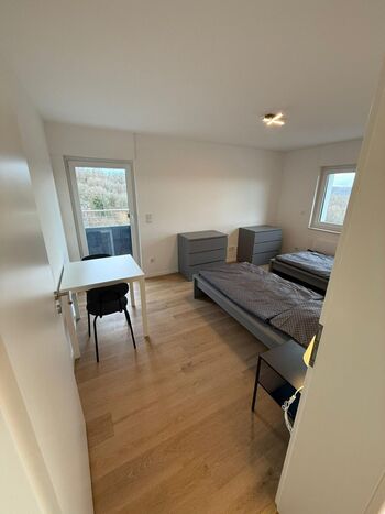 2-Bettzimmer mit Zugang zum Balkon