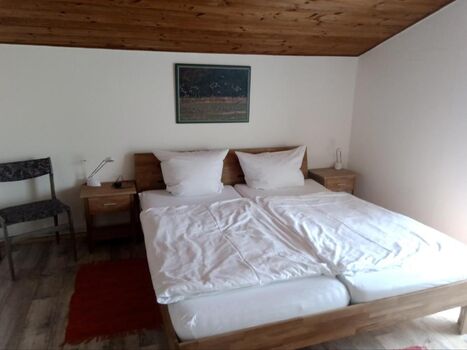 Schlafzimmer mit Doppelbett