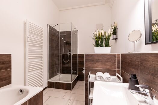 großes Bad mit Dusch und Badewanne, WC, Handtüchern 