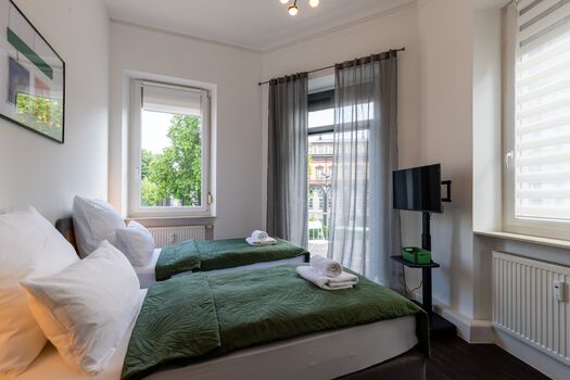 Ein Zimmer mit Balkon, TV+ und Rollos zum Abdunkeln 