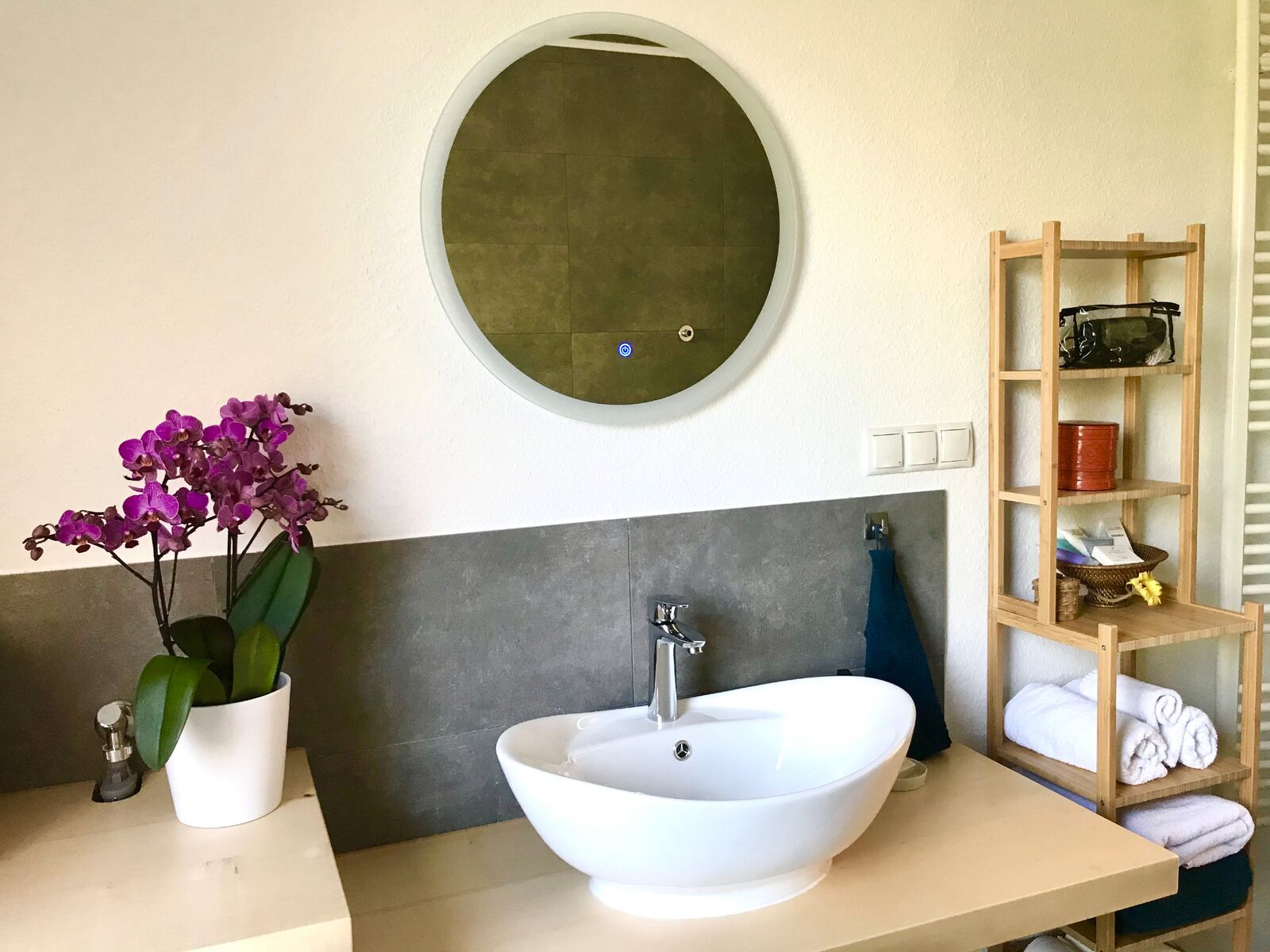 Badezimmer mit Badewanne/Duschkombo