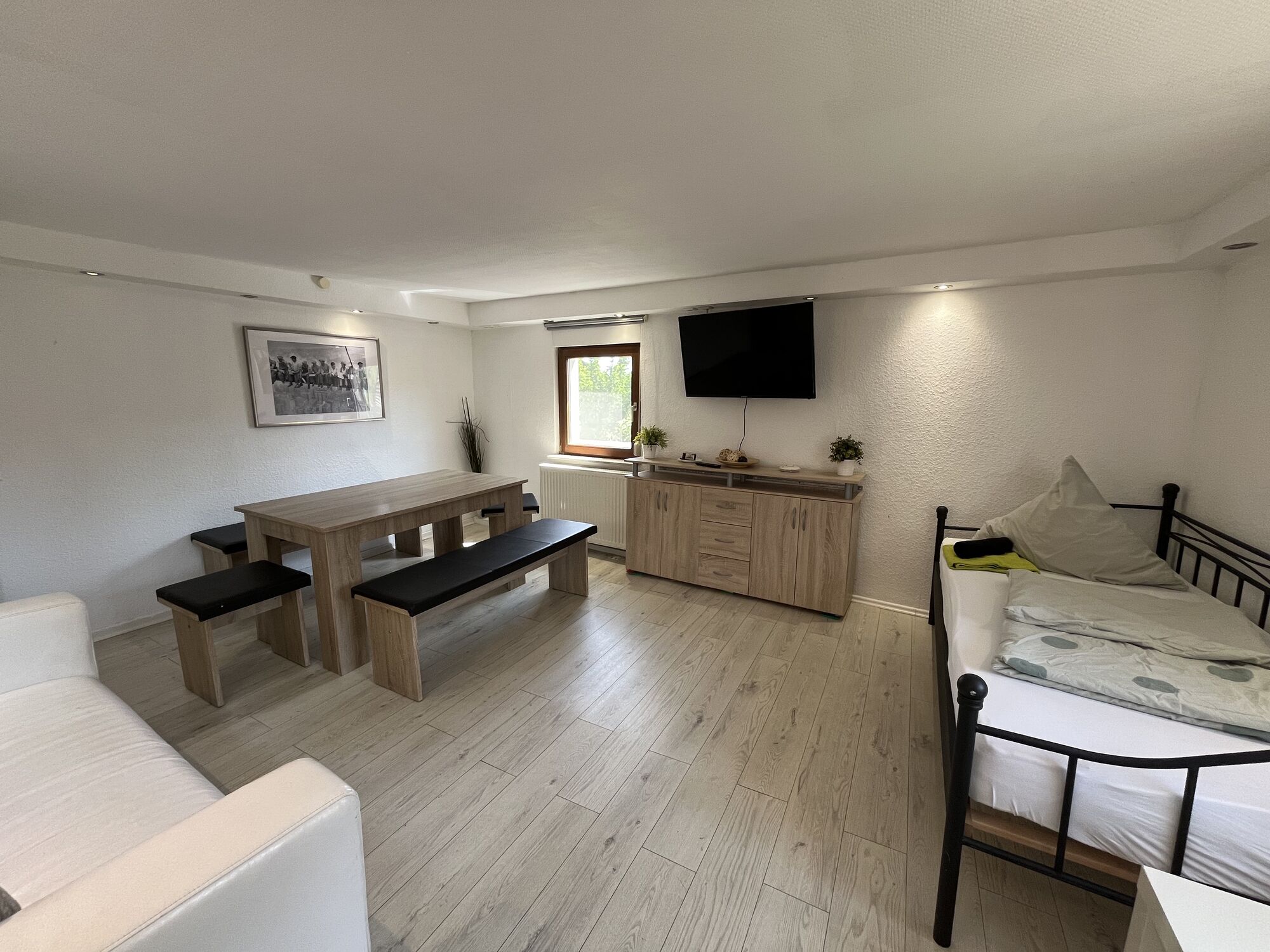 Wohn- Esszimmer mit Schlafcouch