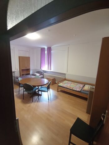 3-Zi-Whg frei, sep. Whg an Fa., Gruppen ab 15 E Bild 3