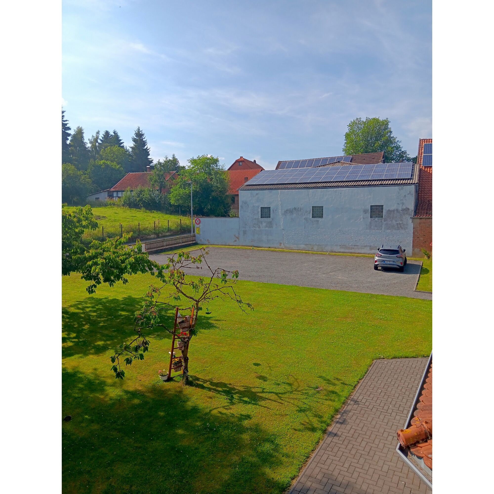 großer Privatparkplatz am Haus