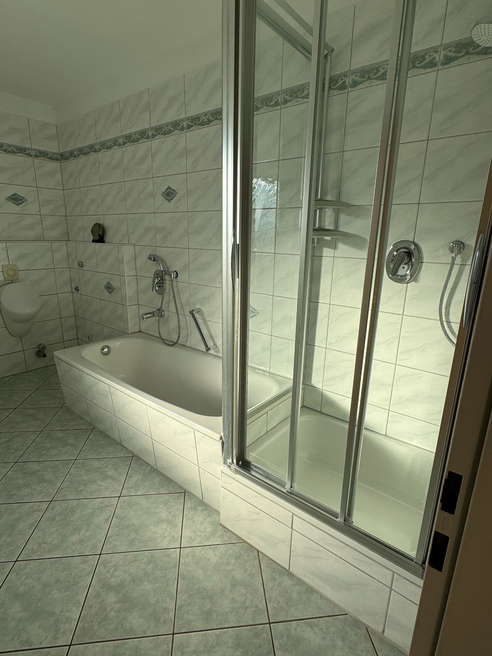 Badewanne und Dusche