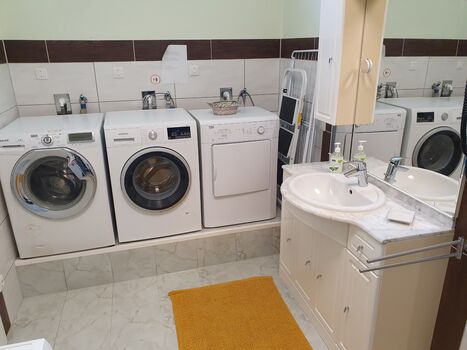 Badezimmer mit Waschmaschinen / Trockner Ferienw. 6
